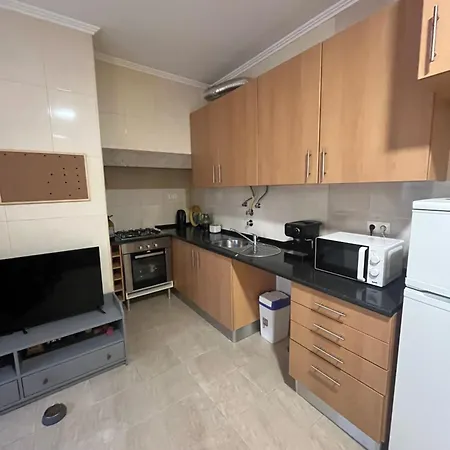 комната с двуспальной кроватью в уютных апартаментах Lisbon